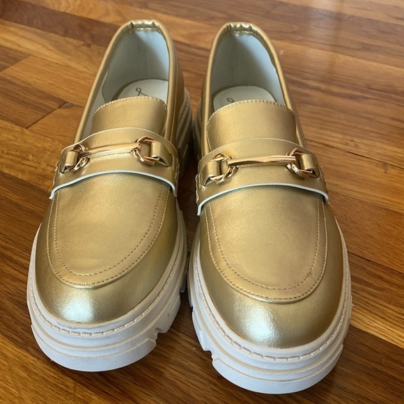 London Rag Women’s Gold Loafers Size 9 - Picture 2 of 6